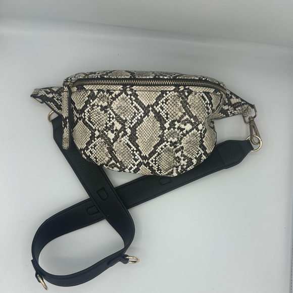 Snakeskin Patterned Crossbody Bag - Picture 3 of 3